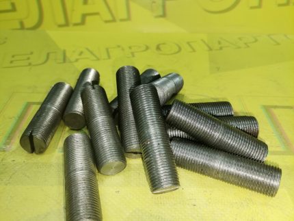 Шпилька средней стенки